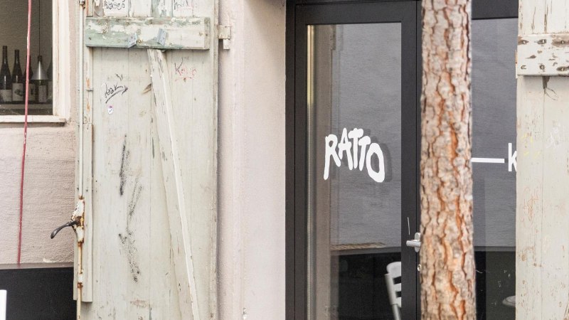 Entrance to the Ratto Bar with glass front and old, weathered wooden doors. Wine bottles can be seen in the window., &copy; Stuttgart-Marketing GmbH, Sarah Schmid