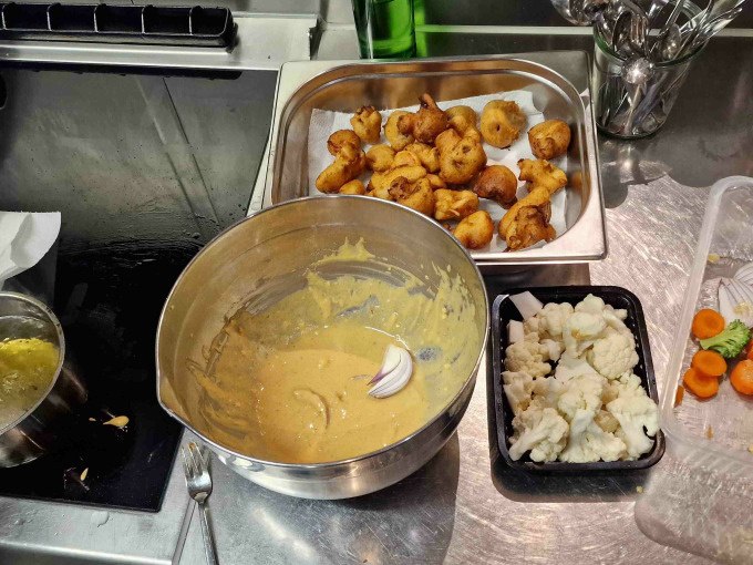 Goldbraun gebackene Teigtaschen in einer wei&szlig;en Sch&uuml;ssel, die appetitlich angerichtet sind., &copy; Kultweine-Kochwelten-Kunst&uuml;cke - Kochschule Sonja Lenz