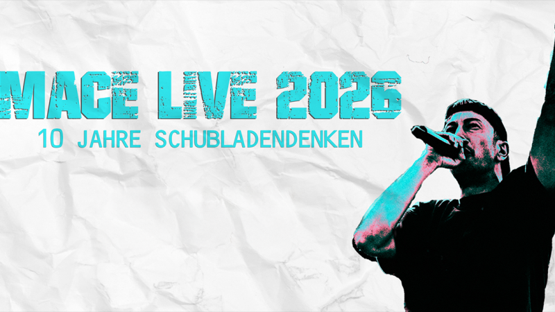 Ein Musiker performt mit einem Mikrofon. Der Hintergrund zeigt den Text 'Mace Live 2026 - 10 Jahre Schubladendenken'., &copy; links im Bild