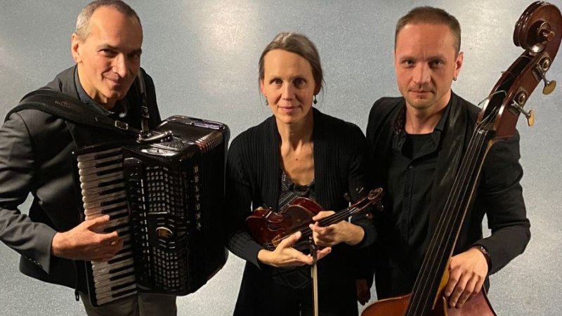 Drei Musiker posieren mit Akkordeon, Geige und Kontrabass. Sie stehen nebeneinander und blicken in die Kamera., © Trio Bluesette Drei Musiker posieren mit Akkordeon, Geige und Kontrabass. Sie stehen nebeneinander und blicken in die Kamera., © Trio Bluesette