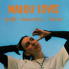 Eine Person posiert vor einem blauen Hintergrund. Oben steht in orange 'Malou Lovis - soft season tour'., © links im Bild Eine Person posiert vor einem blauen Hintergrund. Oben steht in orange 'Malou Lovis - soft season tour'., © links im Bild