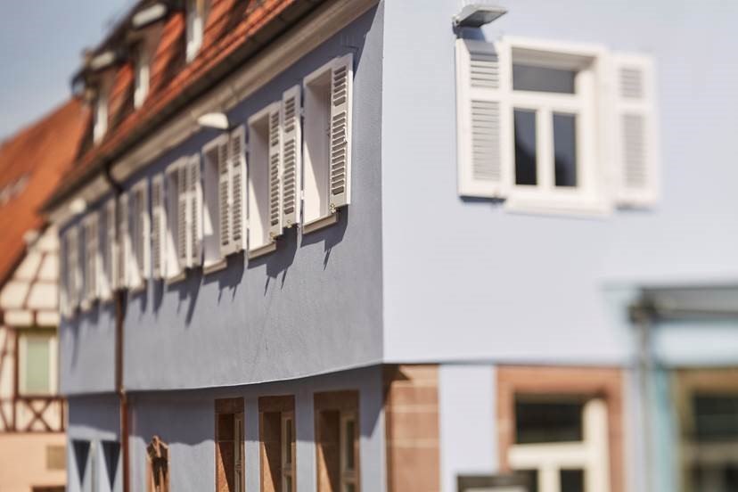 Geb&auml;ude mit blauer Fassade, wei&szlig;en Fensterl&auml;den und roten Dachziegeln. Traditioneller Baustil, sonniger Tag., &copy; Hotel Restaurant Bachofer