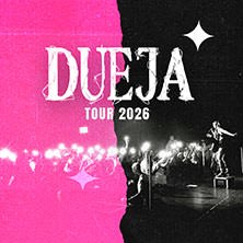 Konzertplakat mit Dueja Tour 2026. Künstler auf Bühne, Publikum hält leuchtende Handys hoch. Hintergrund in Pink und Schwarz., © links im Bild Konzertplakat mit Dueja Tour 2026. Künstler auf Bühne, Publikum hält leuchtende Handys hoch. Hintergrund in Pink und Schwarz., © links im Bild