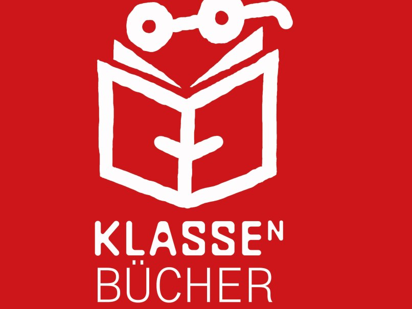Ein stilisiertes Buch mit einer Brille dar&uuml;ber auf rotem Hintergrund. Darunter steht in wei&szlig;er Schrift 'KLASSEN B&Uuml;CHER'., &copy; Literaturhaus