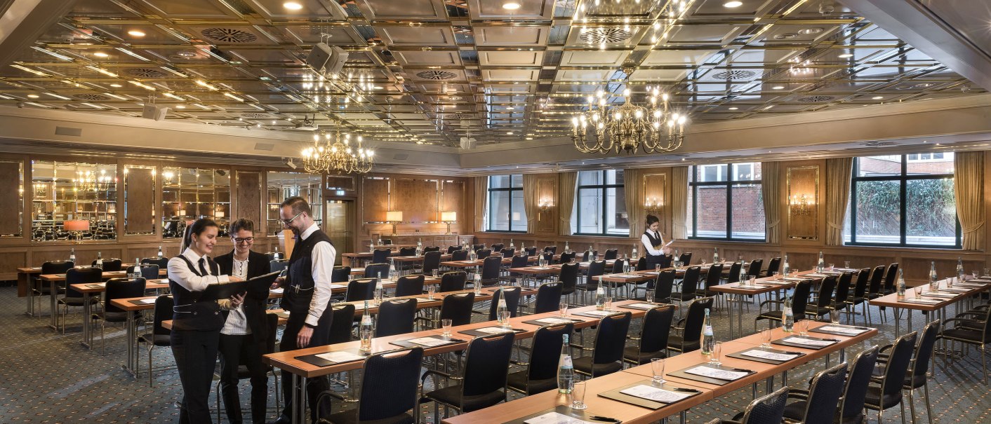 Eleganter Konferenzsaal im Maritim Hotel Stuttgart mit gedeckten Tischen, Kronleuchtern und Personal in Vorbereitung., © Maritim Hotels Eleganter Konferenzsaal im Maritim Hotel Stuttgart mit gedeckten Tischen, Kronleuchtern und Personal in Vorbereitung., © Maritim Hotels