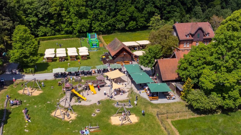Aerial view of the Katzenbacher Hof, featuring a playground, beer garden, and green surroundings. People are enjoying the sunny weather outdoors., &copy; Katzenbacher Hof