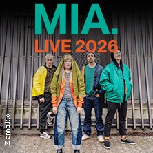 Band MIA. posiert vor einem Gitter, tr&auml;gt bunte Jacken. Schriftzug: 'MIA. LIVE 2026'., &copy; links im Bild