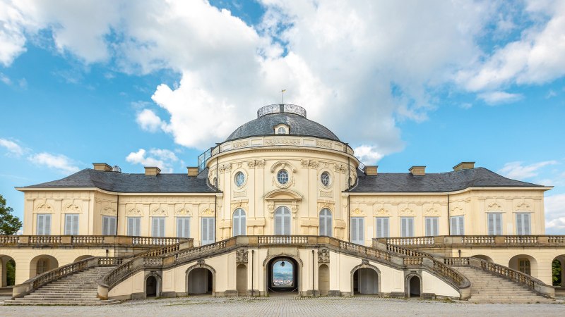 Schloss Solitude mit symmetrischer Fassade, Treppenaufgang und blauem Himmel im Hintergrund., &copy; Katrin Lehr (VIEL UNTERWEGS)