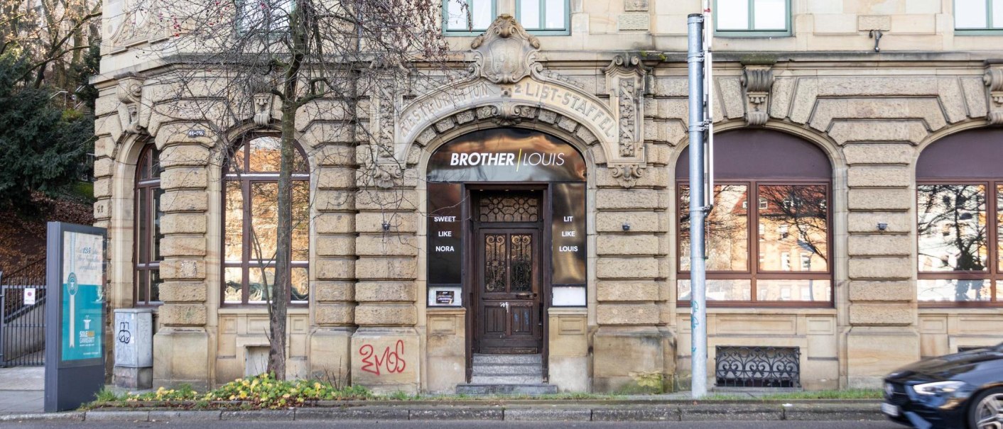 Ein historisches Geb&auml;ude mit dem Schriftzug 'Brother Louis' &uuml;ber der Eingangst&uuml;r. Die Fassade ist aus Stein mit dekorativen Elementen., &copy; Stuttgart-Marketing GmbH, Sarah Schmid