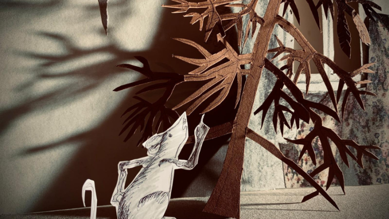 Eine gezeichnete Maus betrachtet neugierig einen aus Papier gebastelten Tannenbaum. Die Szene ist kunstvoll mit Schatten gestaltet., © Schäfer/Theater in der Badewanne