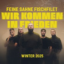 Band Feine Sahne Fischfilet vor gelbem Schriftzug 'Wir kommen in Frieden', darunter 'Winter 2025'. Fünf Bandmitglieder in dunkler Kleidung., © links im Bild Band Feine Sahne Fischfilet vor gelbem Schriftzug 'Wir kommen in Frieden', darunter 'Winter 2025'. Fünf Bandmitglieder in dunkler Kleidung., © links im Bild