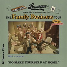 Plakat für die Lawrence Family Business Tour 2025 in Deutschland. Menschen in einem Büro posieren fröhlich. Text: "Go make yourself at home.", © links im Bild Plakat für die Lawrence Family Business Tour 2025 in Deutschland. Menschen in einem Büro posieren fröhlich. Text: "Go make yourself at home.", © links im Bild
