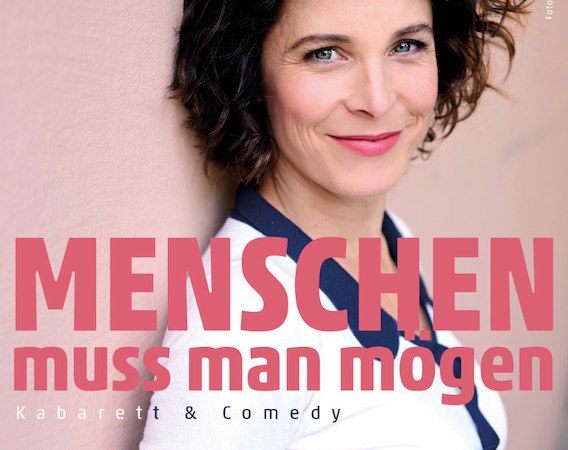 Portr&auml;t einer Frau mit lockigem Haar vor einem rosa Hintergrund. Text: 'Menschen muss man m&ouml;gen'., &copy; Theaterhaus Stuttgart e.V.