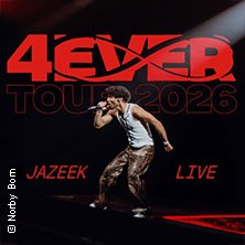 Musiker auf Bühne mit Mikrofon, Schriftzug '4EVER Tour 2026' in Rot. Jazeek live., © links im Bild Musiker auf Bühne mit Mikrofon, Schriftzug '4EVER Tour 2026' in Rot. Jazeek live., © links im Bild