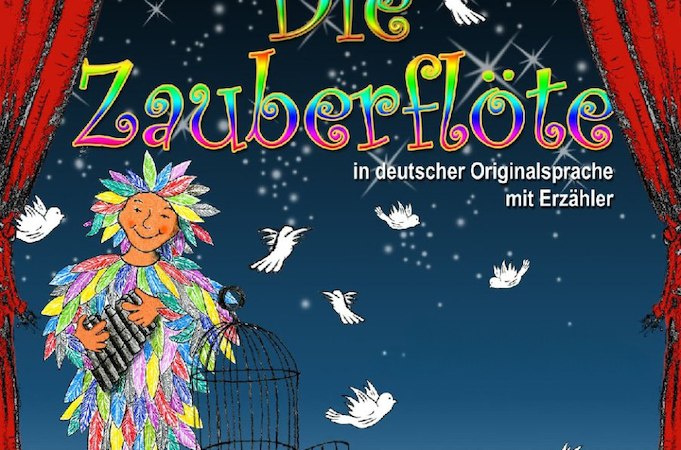 Plakat für 'Die Zauberflöte' mit bunter Figur in Federkostüm, umgeben von weißen Vögeln vor einem Sternenhimmel. Rote Vorhänge rahmen das Bild ein., © Go 2 - Convent GmbH Plakat für 'Die Zauberflöte' mit bunter Figur in Federkostüm, umgeben von weißen Vögeln vor einem Sternenhimmel. Rote Vorhänge rahmen das Bild ein., © Go 2 - Convent GmbH