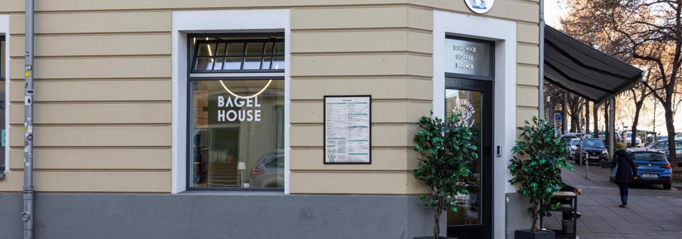 Ein Caf&eacute; namens Bagel House mit einem gro&szlig;en Schaufenster und einer Eingangst&uuml;r. Vor dem Geb&auml;ude stehen Pflanzen und eine Speisekarte ist sichtbar., &copy; Stuttgart-Marketing GmbH, Sarah Schmid