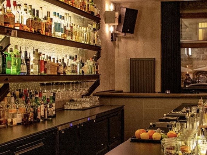 Stilvolle Cocktailbar mit gut best&uuml;ckten Regalen und einer Theke voller frischer Zutaten. Die Beleuchtung schafft eine gem&uuml;tliche Atmosph&auml;re., &copy; SWR Media Services GmbH / SWR Fernsehturm Stuttgart