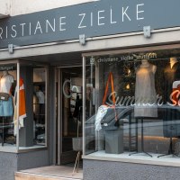 Modegeschäft 'Christiane Zielke' mit Schaufensterdekoration und 'Summer Sale'-Angebot. Kleidung und Accessoires sind ausgestellt., © Stuttgart Marketing GmbH, Sarah Schmid Modegeschäft 'Christiane Zielke' mit Schaufensterdekoration und 'Summer Sale'-Angebot. Kleidung und Accessoires sind ausgestellt., © Stuttgart Marketing GmbH, Sarah Schmid