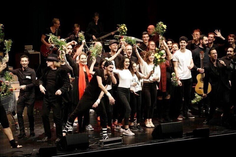 K&uuml;nstler feiern auf der B&uuml;hne der 25. Nacht der Lieder 2026 mit Blumenstr&auml;u&szlig;en. Die Stimmung ist ausgelassen und fr&ouml;hlich., &copy; STUTTGARTER NACHRICHTEN