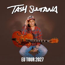 Eine Person mit Gitarre und M&uuml;tze sitzt auf einem Stuhl. Dar&uuml;ber steht 'Tash Sultana EU Tour 2027'., &copy; links im Bild