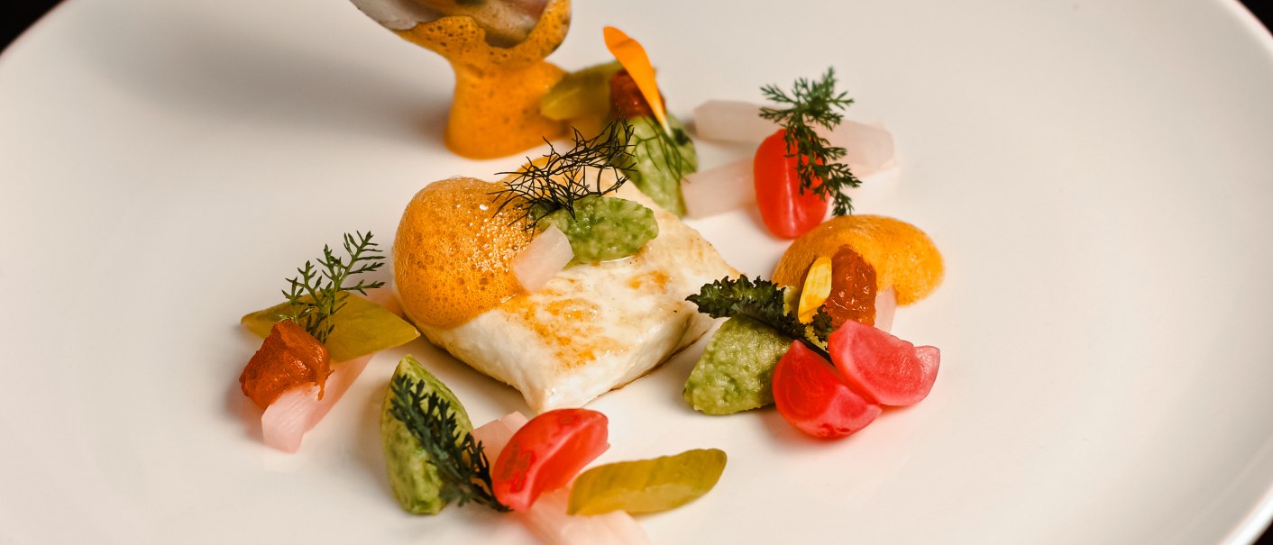 Heilbutt mit Avocado, Radieschen und Schaum kunstvoll auf wei&szlig;em Teller angerichtet, mit L&ouml;ffel serviert., &copy; Hupperts