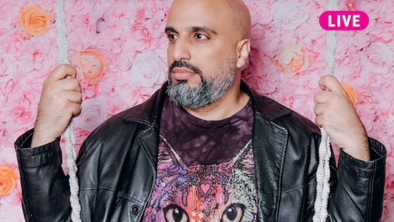 Ein Mann mit Glatze und Bart h&auml;lt ein Papierboot. Im Hintergrund brennen weitere Boote auf einer nassen Stra&szlig;e., &copy; Renitenztheater Stuttgart e.V.