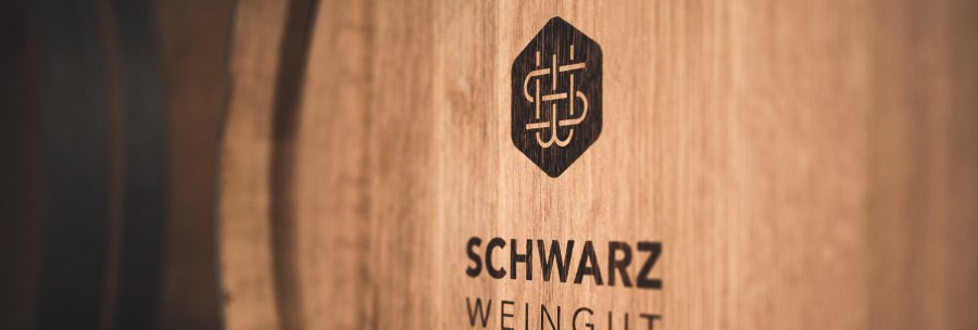 Wooden barrel with the logo and lettering 'Schwarz Weingut', close-up., © Weingut Schwarz