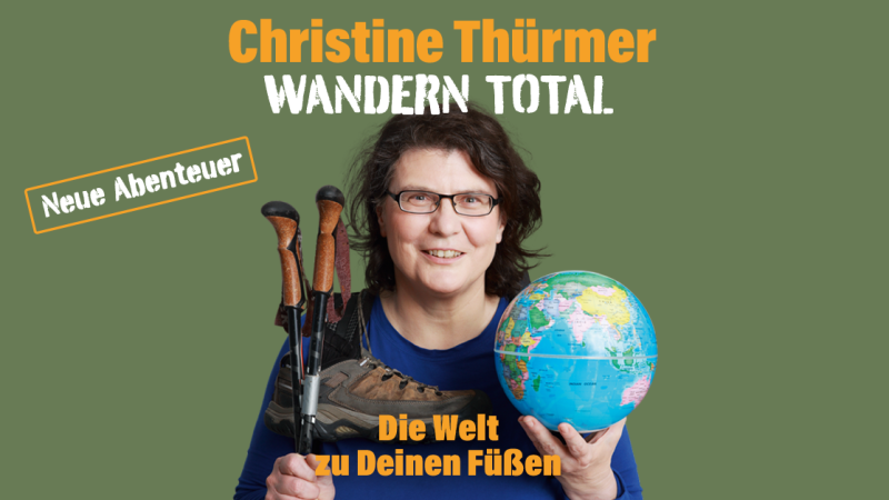Eine Frau mit Brille hält Wanderstöcke und einen Globus. Text: Christine Thürmer - WANDERN TOTAL - Die Welt zu Deinen Füßen. Neue Abenteuer., © links im Bild Eine Frau mit Brille hält Wanderstöcke und einen Globus. Text: Christine Thürmer - WANDERN TOTAL - Die Welt zu Deinen Füßen. Neue Abenteuer., © links im Bild