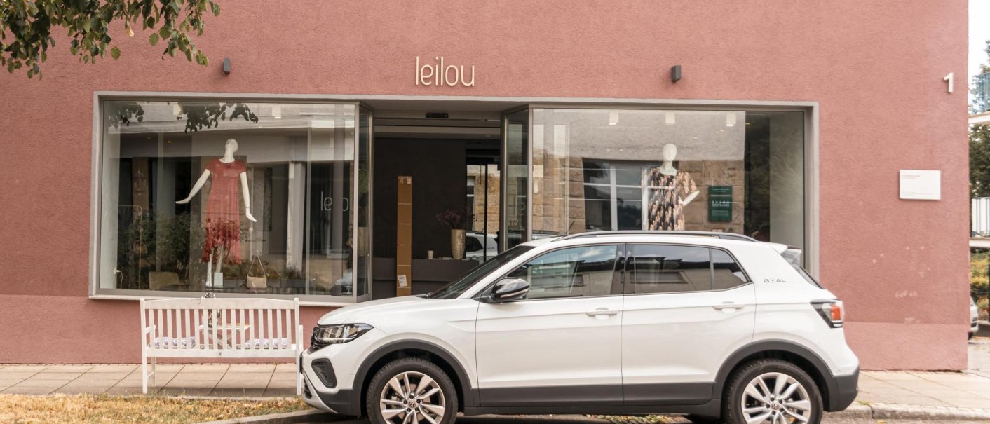 A fashion store called "leilou" with mannequins. A white car parked in front of it. The façade is pink., © SMG Stuttgart Marketing GmbH - Sarah Schmid A fashion store called "leilou" with mannequins. A white car parked in front of it. The façade is pink., © SMG Stuttgart Marketing GmbH - Sarah Schmid