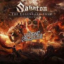 Poster der Sabaton-Tour mit epischen, kriegerischen Motiven, darunter ein Elefant, Krieger und ein Orchester., © links im Bild