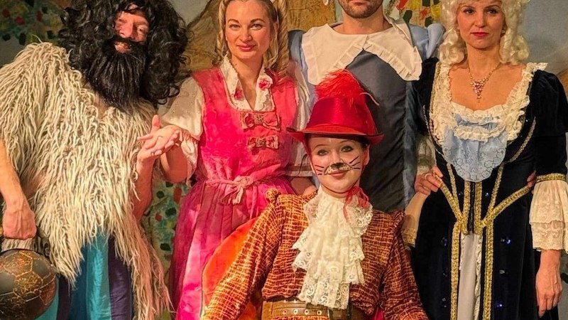 Fünf Personen in bunten Kostümen aus dem Märchen 'Der gestiefelte Kater' posieren auf einer Bühne., © Theater Atelier