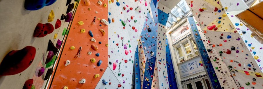 Colorful climbing holds on high walls in the Cityrock climbing hall. The walls are designed in different colors and offer a variety of routes., &copy; Kletterhalle Cityrock
