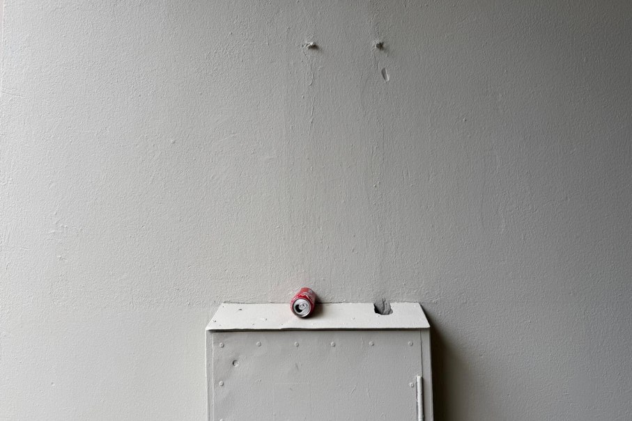 Zerdrückte rote Getränkedose auf weißem Kasten vor grauer Wand., © StadtPalais Zerdrückte rote Getränkedose auf weißem Kasten vor grauer Wand., © StadtPalais