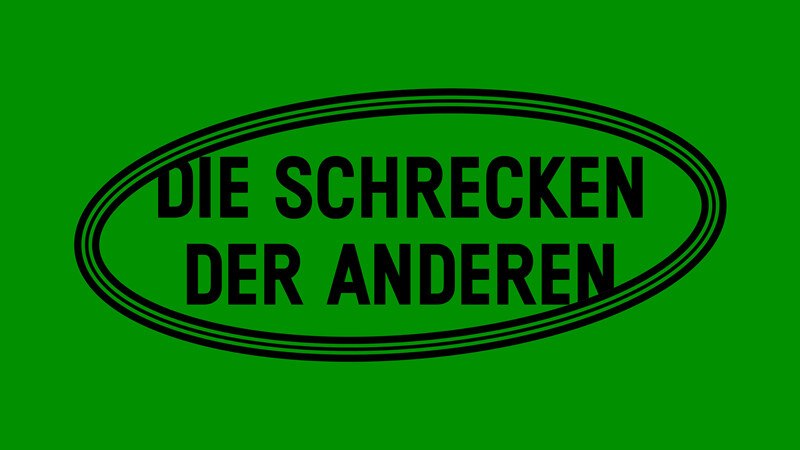 Grüner Hintergrund mit schwarzem ovalem Rahmen und dem Text 'Die Schrecken der Anderen'., © Württembergische Staatstheater Stuttgart Grüner Hintergrund mit schwarzem ovalem Rahmen und dem Text 'Die Schrecken der Anderen'., © Württembergische Staatstheater Stuttgart
