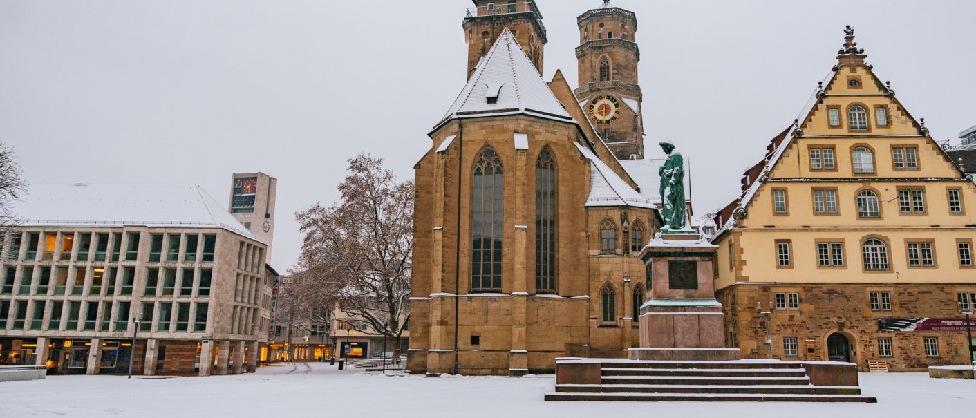 Schneebedeckter Schillerplatz in Stuttgart mit einer Kirche, einer Statue und historischen Gebäuden im Hintergrund., © Thomas Niedermüller