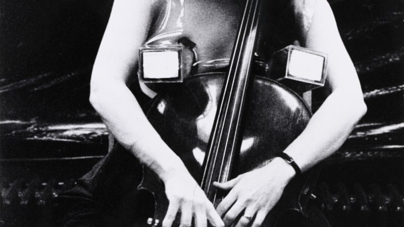 TV-Bra for Living Sculpture (Nam June Paik 1969), performed von Charlotte Moorman am 9.11.1970 in Köln, fotografiert von Hanns Sohm, Staatsgalerie Stuttgart, Archiv Sohm, © Staatsgalerie Stuttgart