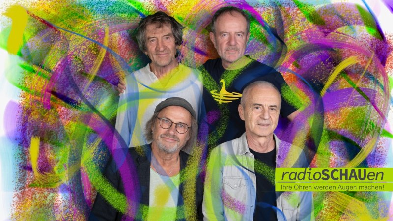 Vier Männer posieren vor einem bunten, abstrakten Hintergrund. Der Schriftzug 'radioSCHAUen' ist sichtbar., © Freies Radio für Stuttgart Vier Männer posieren vor einem bunten, abstrakten Hintergrund. Der Schriftzug 'radioSCHAUen' ist sichtbar., © Freies Radio für Stuttgart