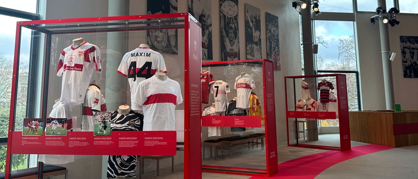 Ausstellung mit VfB Stuttgart Trikots in Glasvitrinen. Historische Trikots und Fotos an den W&auml;nden zeigen die Vereinsgeschichte., &copy; SMG