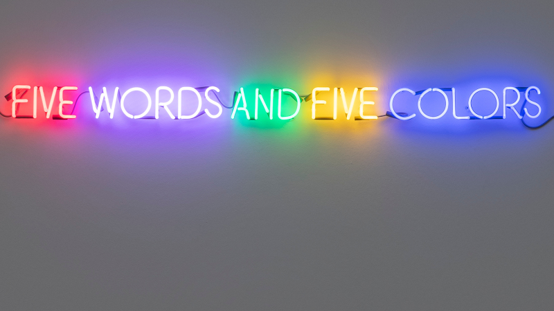 Neonlichtinstallation mit den Worten 'FIVE WORDS AND FIVE COLORS' in Rot, Lila, Gr&uuml;n, Gelb und Blau leuchtend., &copy; VG Bild-Kunst, Bonn 2025 / Foto: Frank Kleinbach, Stuttgart