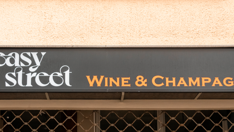 Ein Ladenschild mit der Aufschrift 'easy street Wine & Champagne' in stilvoller Schrift auf schwarzem Hintergrund., &copy; Stuttgart-Marketing GmbH, Sarah Schmid