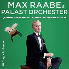 Max Raabe sitzt elegant in einem Anzug vor einem grünen Hintergrund. Neben ihm schwebt eine animierte Hummel. Titel: 'Hummel streicheln'., © links im Bild Max Raabe sitzt elegant in einem Anzug vor einem grünen Hintergrund. Neben ihm schwebt eine animierte Hummel. Titel: 'Hummel streicheln'., © links im Bild