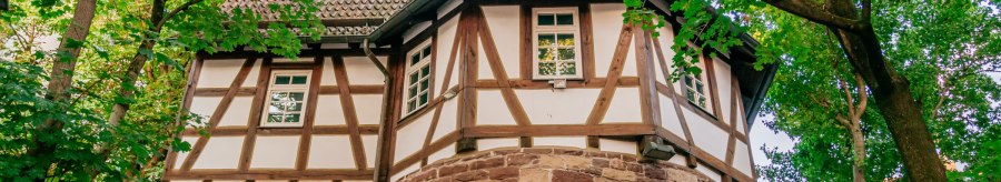 Fachwerkhaus mit roten Ziegeln und steinernem Sockel, umgeben von gr&uuml;nen B&auml;umen im Bohnenviertel., &copy; SMG Thomas Niederm&uuml;ller