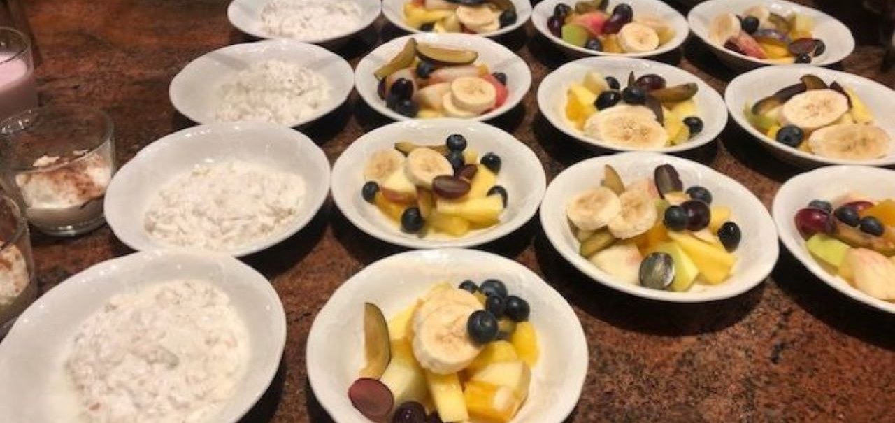 Mehrere Schalen mit frischem Obst und Müsli auf einem Frühstücksbuffet. Im Hintergrund sind Gläser mit Saft zu sehen., © Kronen Hotel GmbH Mehrere Schalen mit frischem Obst und Müsli auf einem Frühstücksbuffet. Im Hintergrund sind Gläser mit Saft zu sehen., © Kronen Hotel GmbH