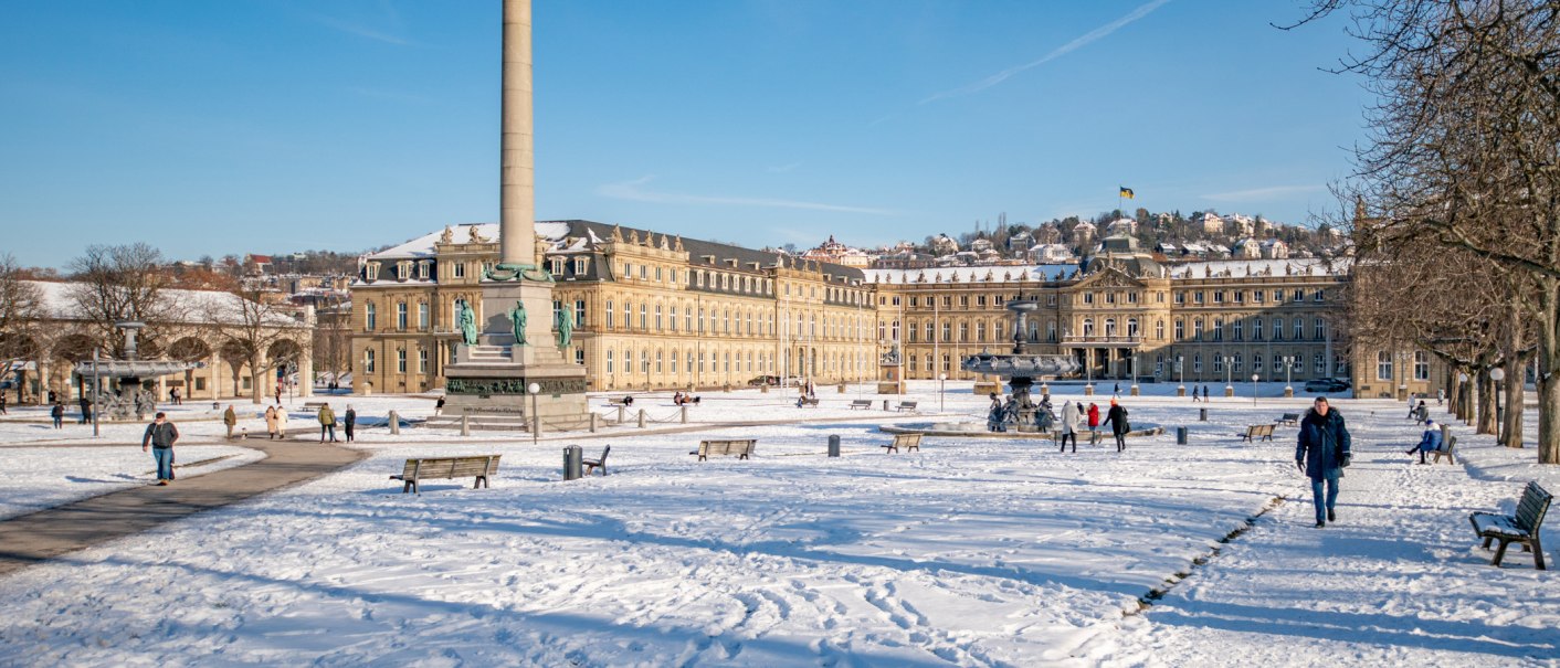 Schlossplatz Stuttgart in winter, covered in snow. People are walking, the sun is shining and the New Palace is visible in the background., © Stuttgart-Marketing GmbH, Thomas Niedermüller