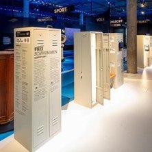 Nackt-Besuch Ausstellung: Frei Schwimmen, © links im Bild Nackt-Besuch Ausstellung: Frei Schwimmen, © links im Bild