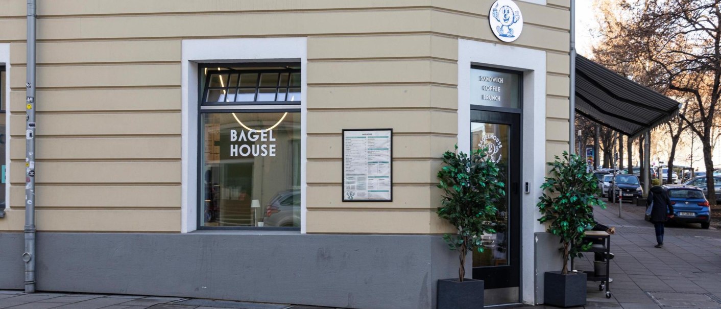 Ein Caf&eacute; namens Bagel House mit einem gro&szlig;en Schaufenster und einer Eingangst&uuml;r. Vor dem Geb&auml;ude stehen Pflanzen und eine Speisekarte ist sichtbar., &copy; Stuttgart-Marketing GmbH, Sarah Schmid