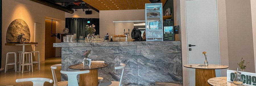 A modern caf&eacute; with marble tables and a stylish counter. Subtle lighting and minimalist decor create a welcoming atmosphere., &copy; SMG Stuttgart Marketing GmbH - Thabea Zauder