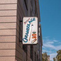 Ein Schild mit der Aufschrift 'Carambolage' h&auml;ngt an einer Geb&auml;udewand. Der Himmel ist klar und blau., &copy; SMG, Sarah Schmid