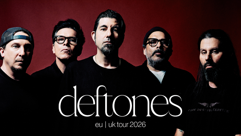 Die Band Deftones posiert vor einem roten Hintergrund. Text: "deftones eu | uk tour 2026"., &copy; links im Bild