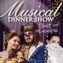Drei Personen in aufwendigen Musicalkostümen posieren vor einem lila Hintergrund. Oben steht 'Musical Dinner Show - Best of Musicals'., © links im Bild